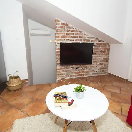 Jerry & Oli's Apartment